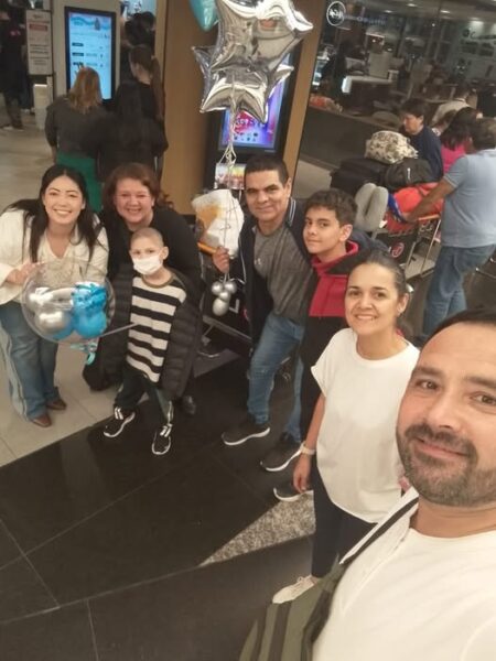 Después de 6 meses de estar en Singapur para su tratamiento contra la leucemia, Santino regresó a la Argentina imagen-2