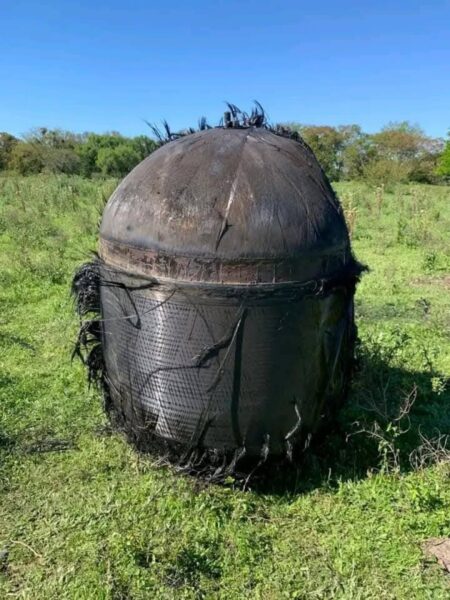 Misterio en el Chaco: cayó un extraño objeto metálico del cielo imagen-4