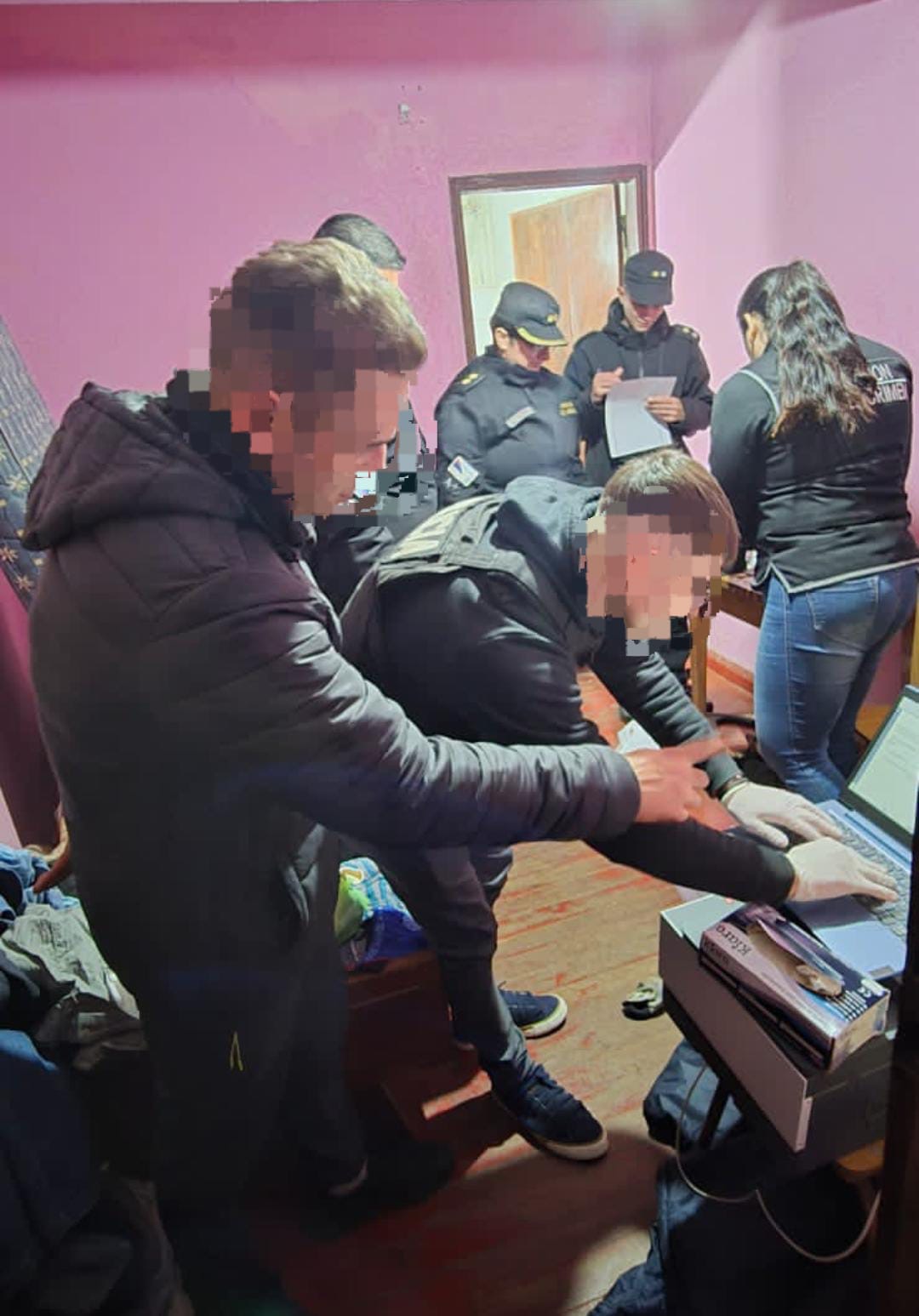 Arrestaron en Oberá un hombre que ofrecía material de abuso infantil: le incautaron ropa infantil, dispositivos móviles y droga imagen-2