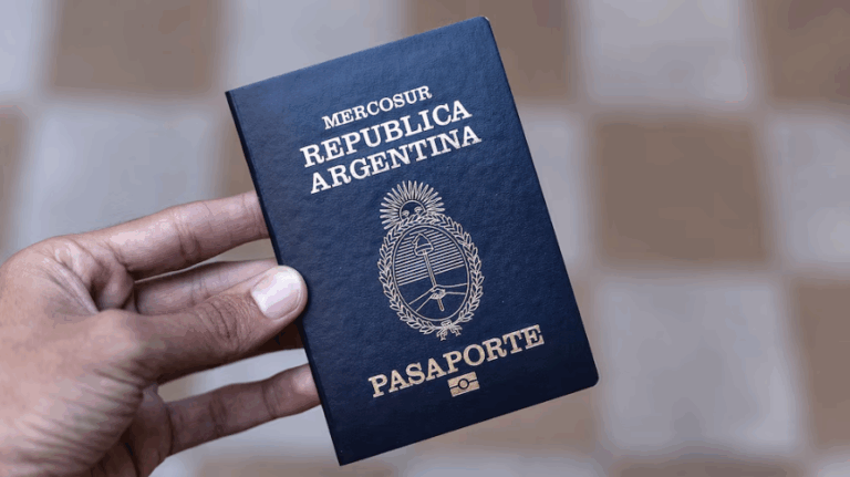 Piden a ciudadanos argentinos que devuelvan miles de pasaportes por una falla de seguridad en su fabricación Piden a ciudadanos argentinos que devuelvan miles de pasaportes por una falla de seguridad en su fabricación imagen-3