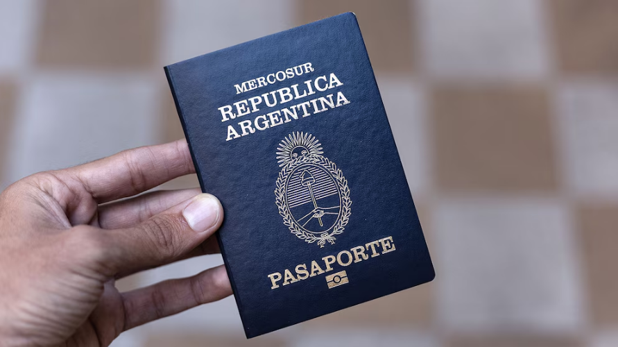 Piden a ciudadanos argentinos que devuelvan miles de pasaportes por una falla de seguridad en su fabricación Piden a ciudadanos argentinos que devuelvan miles de pasaportes por una falla de seguridad en su fabricación imagen-1