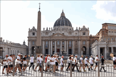 El papa León XIV ratificó que seguirá la línea de Francisco y no impulsará reformas sobre LGBTQ+ ni matrimonio igualitario imagen-5