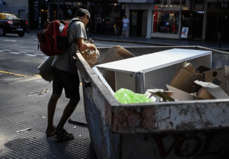 La pobreza fue del 31,6% en el primer semestre de 2025 y registró una significativa baja imagen-1