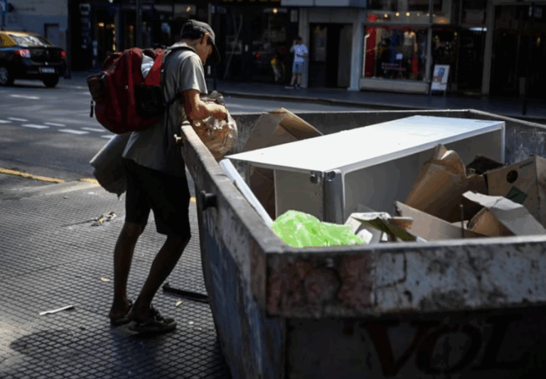 La pobreza fue del 31,6% en el primer semestre de 2025 y registró una significativa baja imagen-43