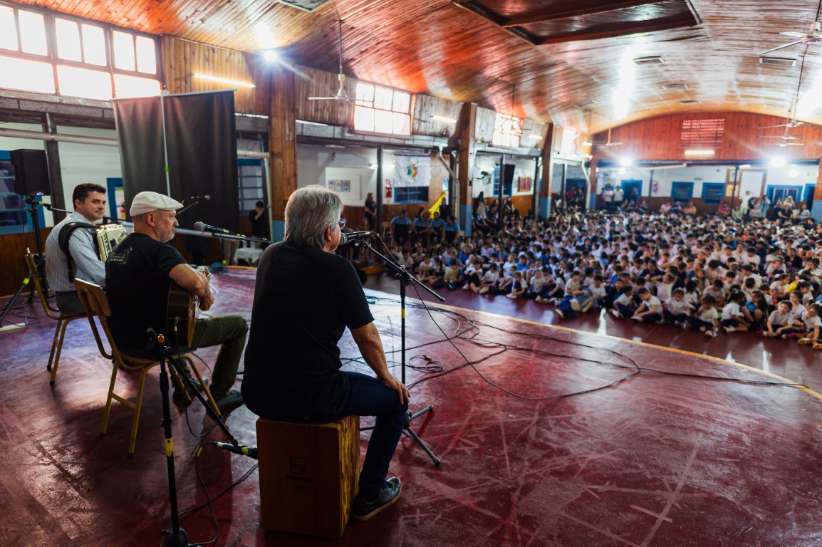 Con música, danza y diálogo, el Instituto Pedro Goyena conmemoró el Día Nacional del Chamamé junto a artistas de la región 3 Con música, danza y diálogo, el Instituto Pedro Goyena conmemoró el Día Nacional del Chamamé junto a artistas de la región imagen-2