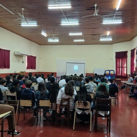 El programa Juego Responsable visitó escuelas de Capioví y Bonpland para concientizar a estudiantes sobre adicciones y uso responsable del dinero y la tecnología imagen-9