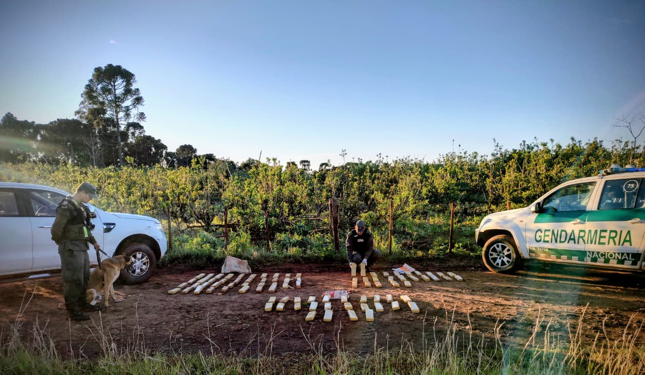 Circulaban por un camino vecinal con las luces apagadas, armados y con 84 kilos de marihuana Circulaban por un camino vecinal con las luces apagadas, armados y con 84 kilos de marihuana imagen-1