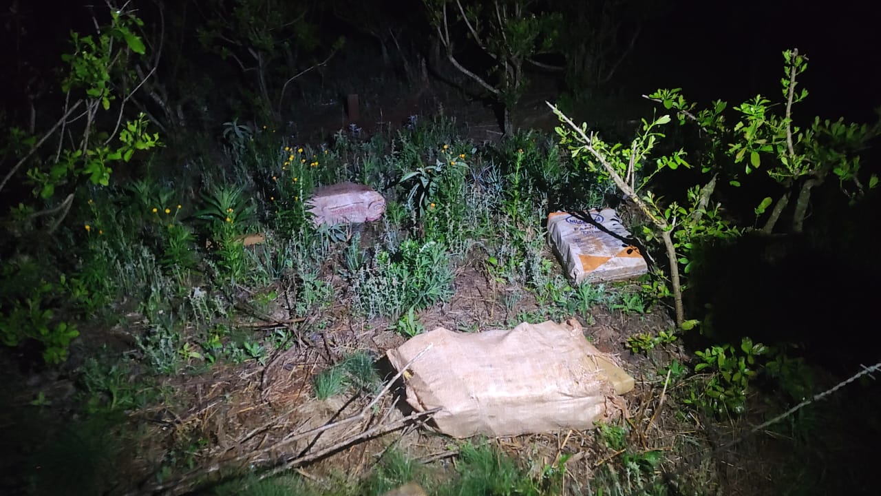 Circulaban por un camino vecinal con las luces apagadas, armados y con 84 kilos de marihuana 7 Circulaban por un camino vecinal con las luces apagadas, armados y con 84 kilos de marihuana imagen-6