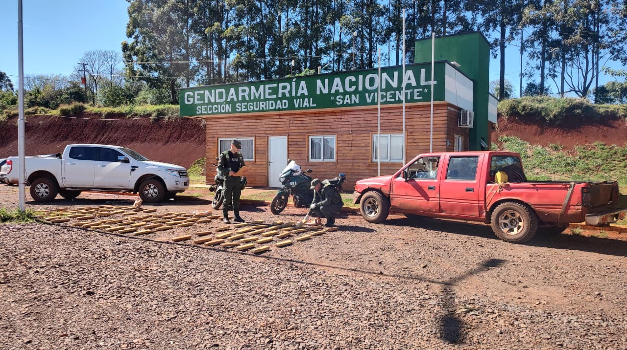 Circulaban por un camino vecinal con las luces apagadas, armados y con 84 kilos de marihuana 5 Circulaban por un camino vecinal con las luces apagadas, armados y con 84 kilos de marihuana imagen-4