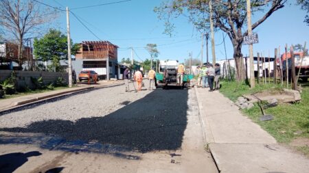 Vialidad asfalta nuevas calles en Garupá con integración al Acceso Sur imagen-1