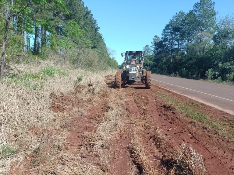 La Dirección Provincial de Vialidad realizó trabajos de desmalezamiento, perfilado y nivelación en las banquinas de las Rutas Provinciales 4, 7 y 13 imagen-15