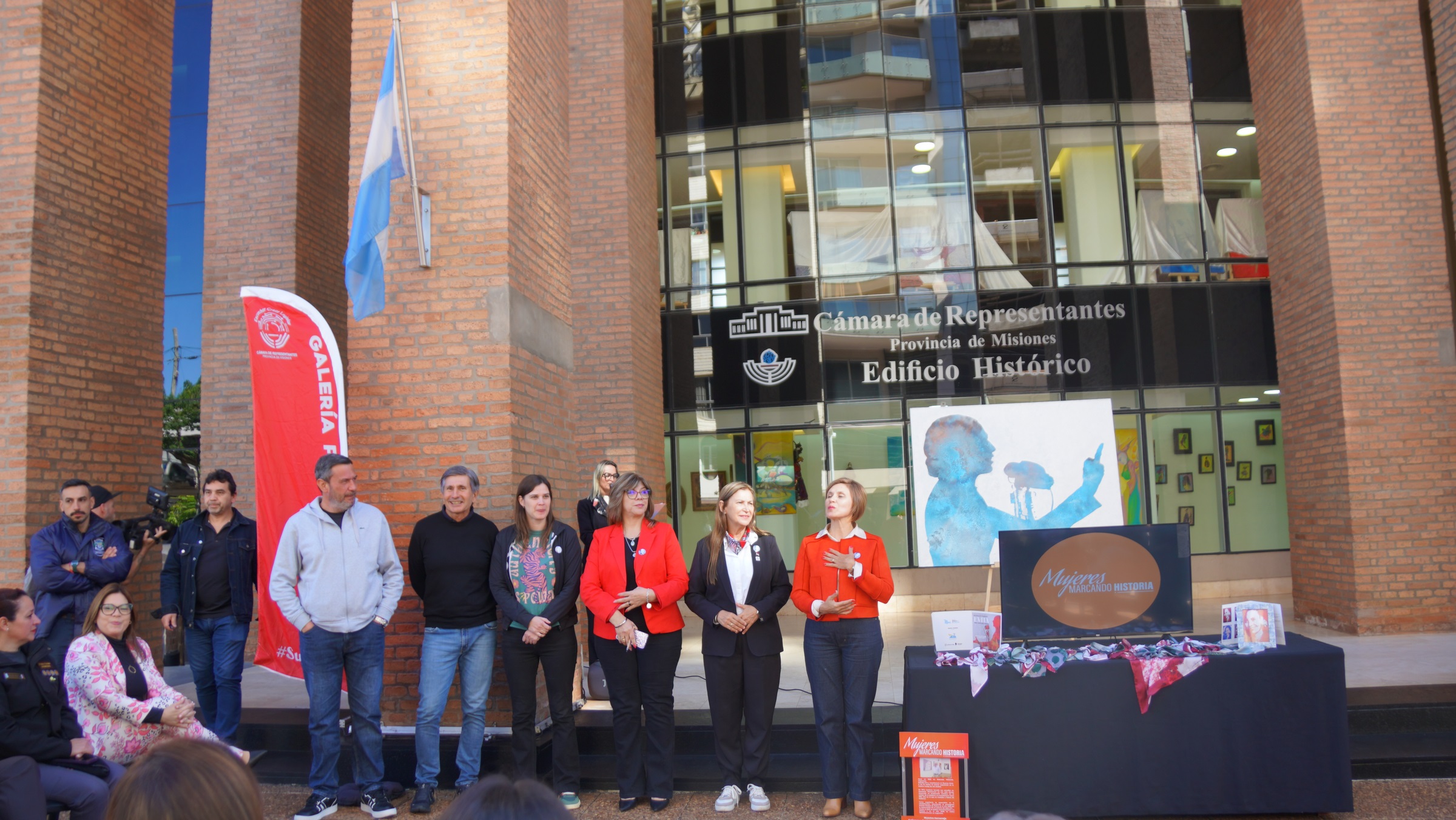La Legislatura inauguró una muestra artística en homenaje a Eva Perón y al aniversario del voto femenino imagen-2