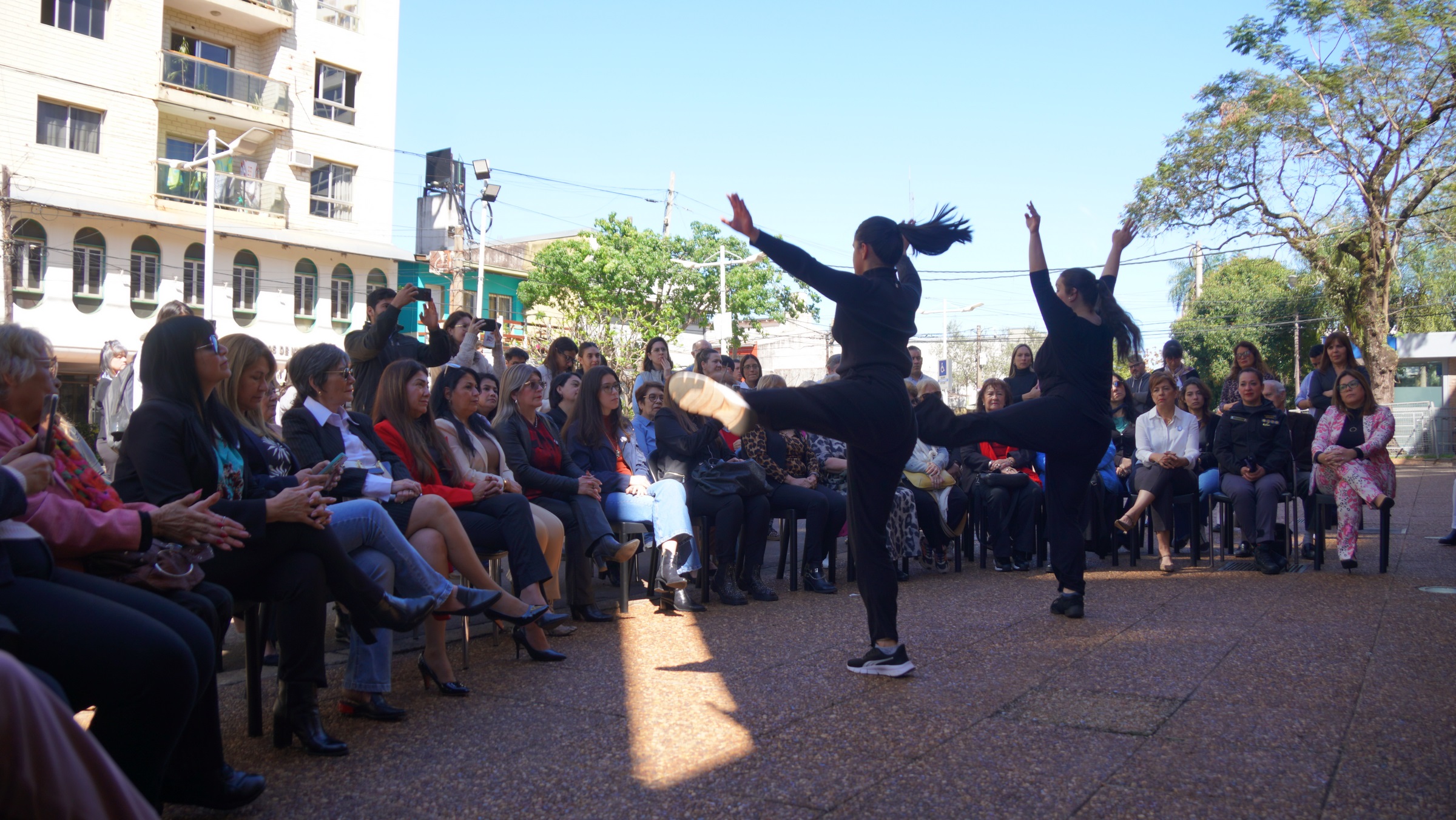 La Legislatura inauguró una muestra artística en homenaje a Eva Perón y al aniversario del voto femenino imagen-10