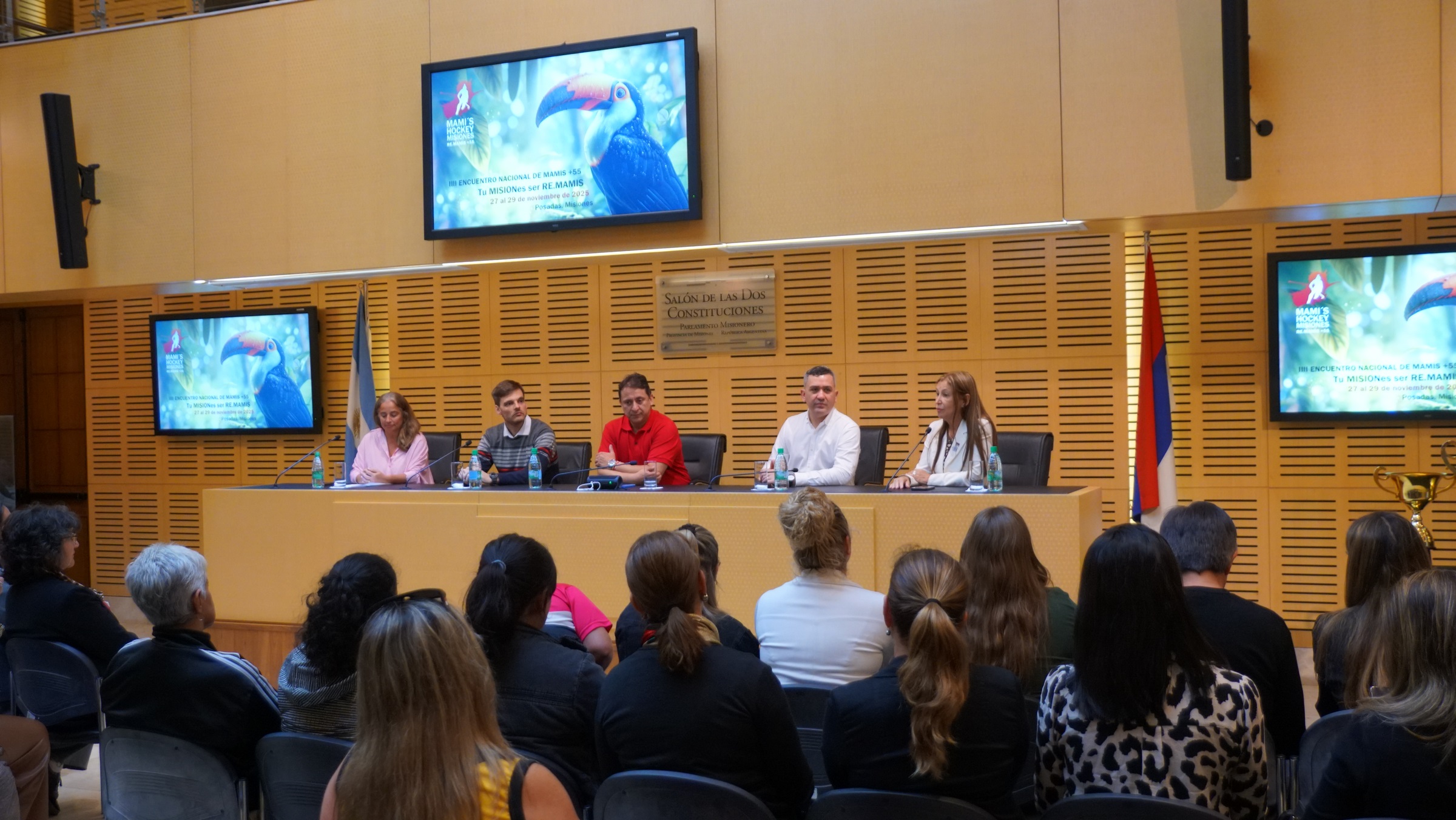 Presentaron en la Legislatura los dos torneos nacionales de Mamis Hockey Presentaron en la Legislatura los dos torneos nacionales de Mamis Hockey imagen-1