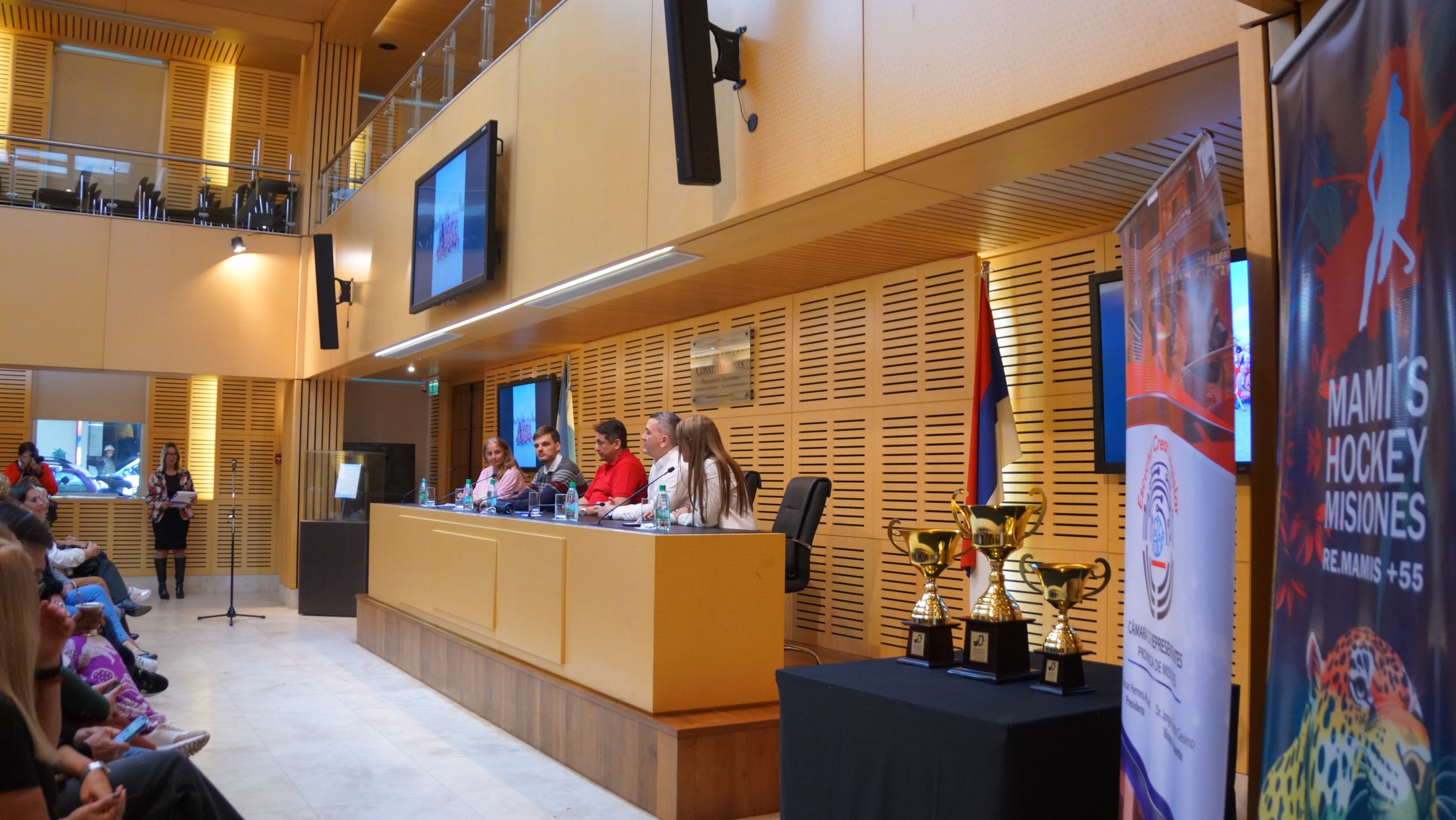 Presentaron en la Legislatura los dos torneos nacionales de Mamis Hockey 5 Presentaron en la Legislatura los dos torneos nacionales de Mamis Hockey imagen-4