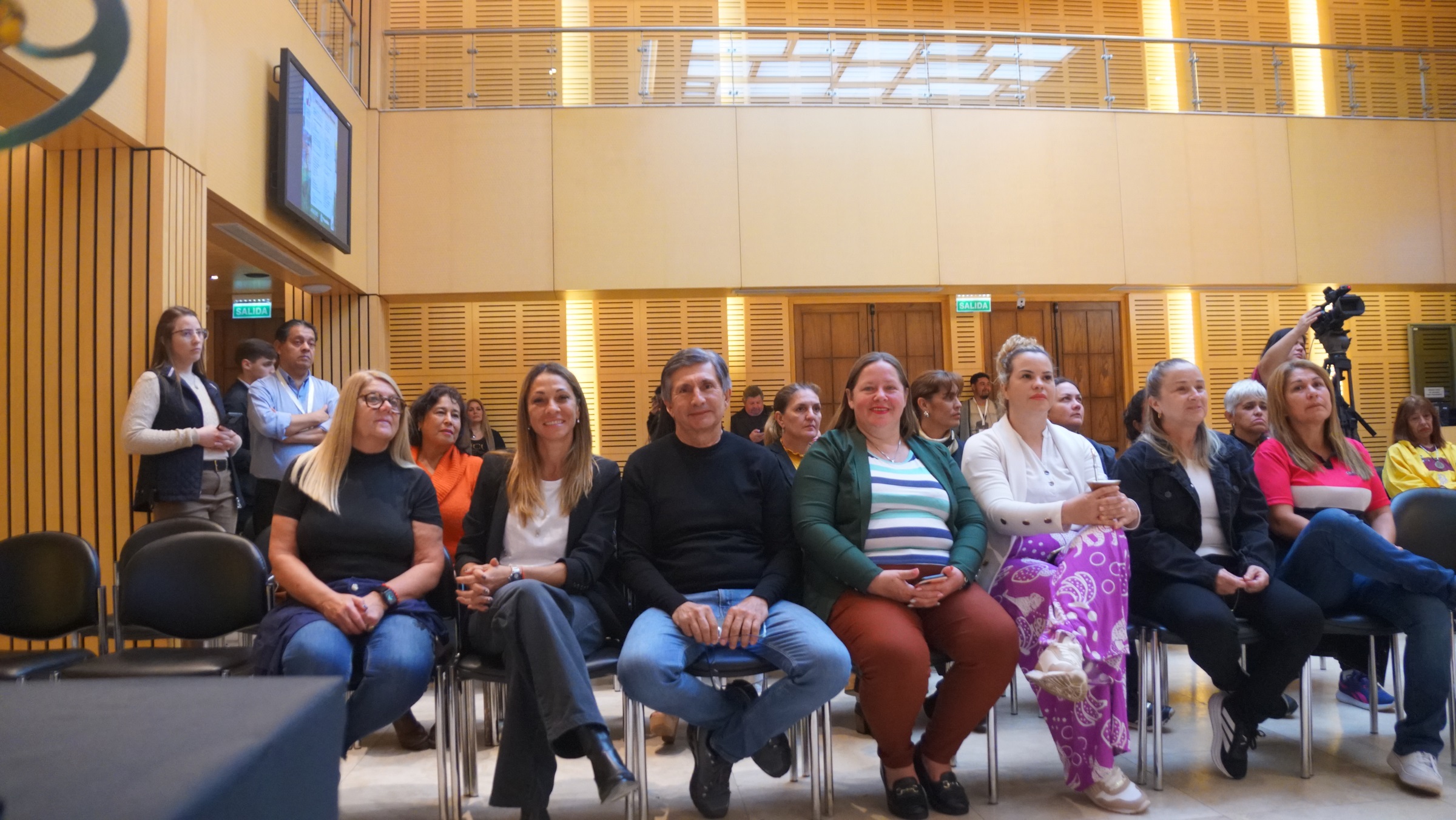 Presentaron en la Legislatura los dos torneos nacionales de Mamis Hockey 7 Presentaron en la Legislatura los dos torneos nacionales de Mamis Hockey imagen-6