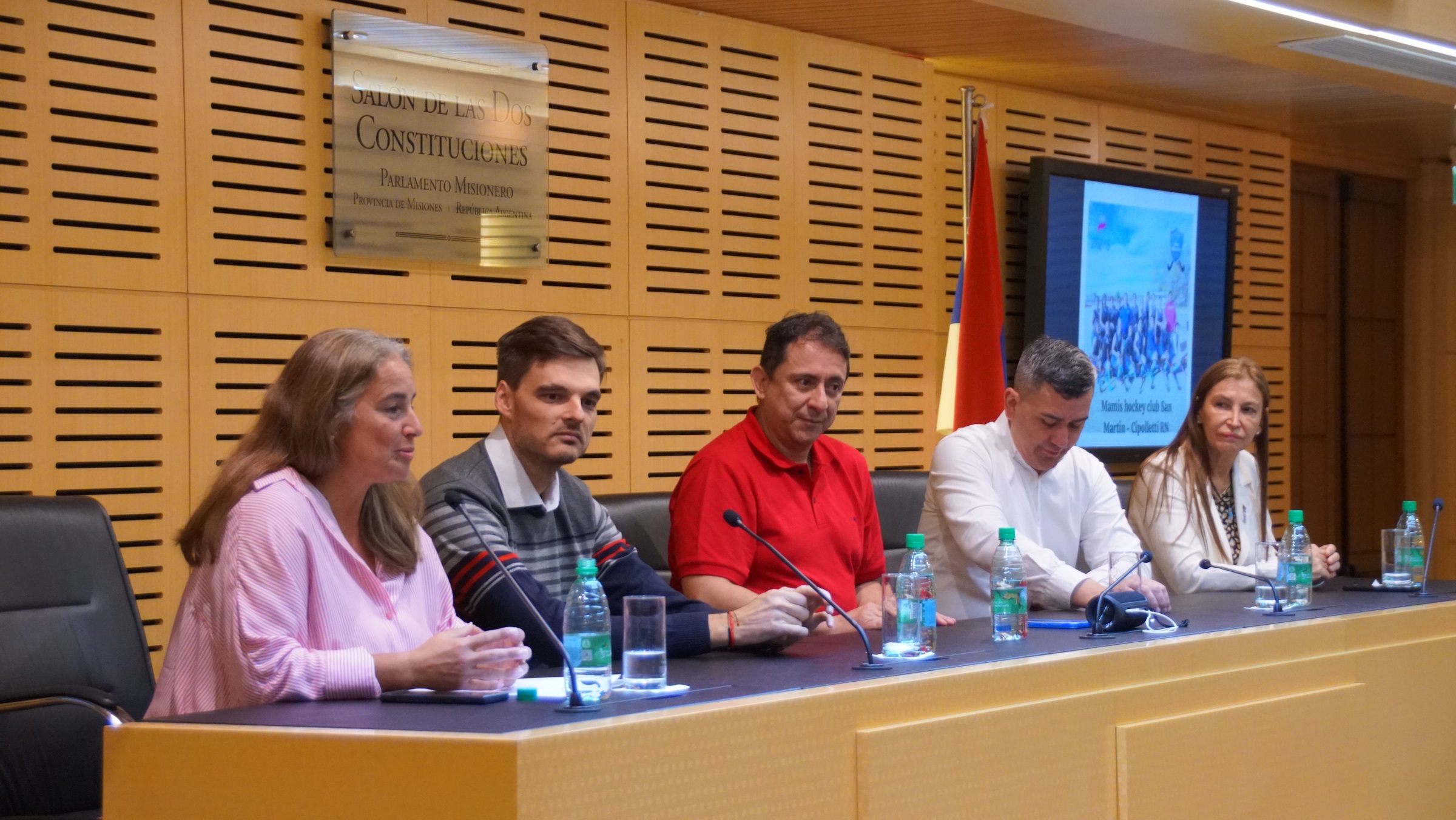 Presentaron en la Legislatura los dos torneos nacionales de Mamis Hockey 11 Presentaron en la Legislatura los dos torneos nacionales de Mamis Hockey imagen-10