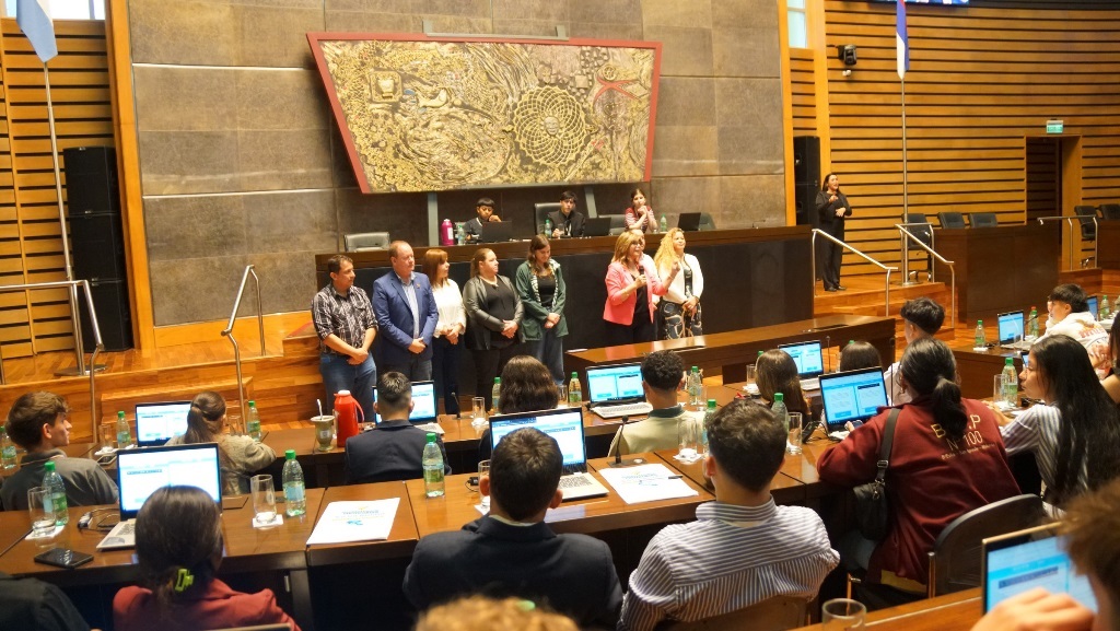 Jóvenes debatieron y aprobaron proyectos sobre salud, educación y ciudadanía digital en la Sesión del Parlamento Estudiantil 2025 imagen-4