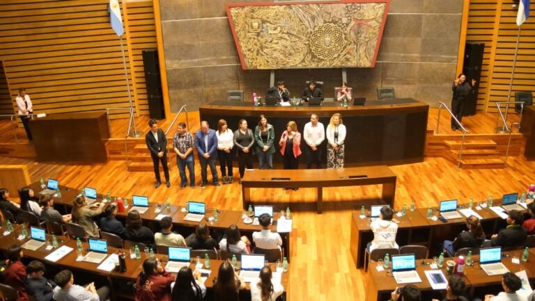 Jóvenes debatieron y aprobaron proyectos sobre salud, educación y ciudadanía digital en la Sesión del Parlamento Estudiantil 2025 imagen-13