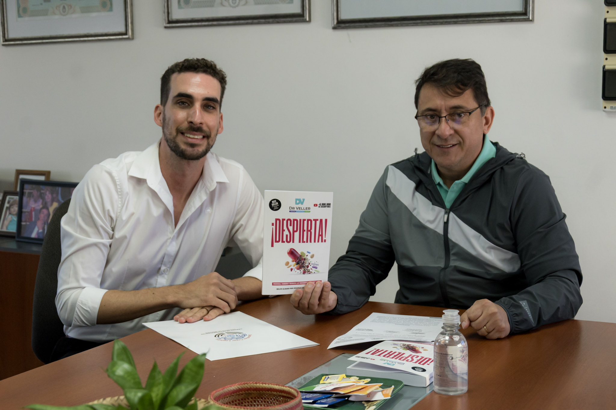 El Vicepresidente de la Legislatura recibió a uno de los autores de “¡Despierta!”, libro publicado por reconocidos profesionales de la salud misioneros El Vicepresidente de la Legislatura recibió a uno de los autores de “¡Despierta!”, libro publicado por reconocidos profesionales de la salud misioneros imagen-1