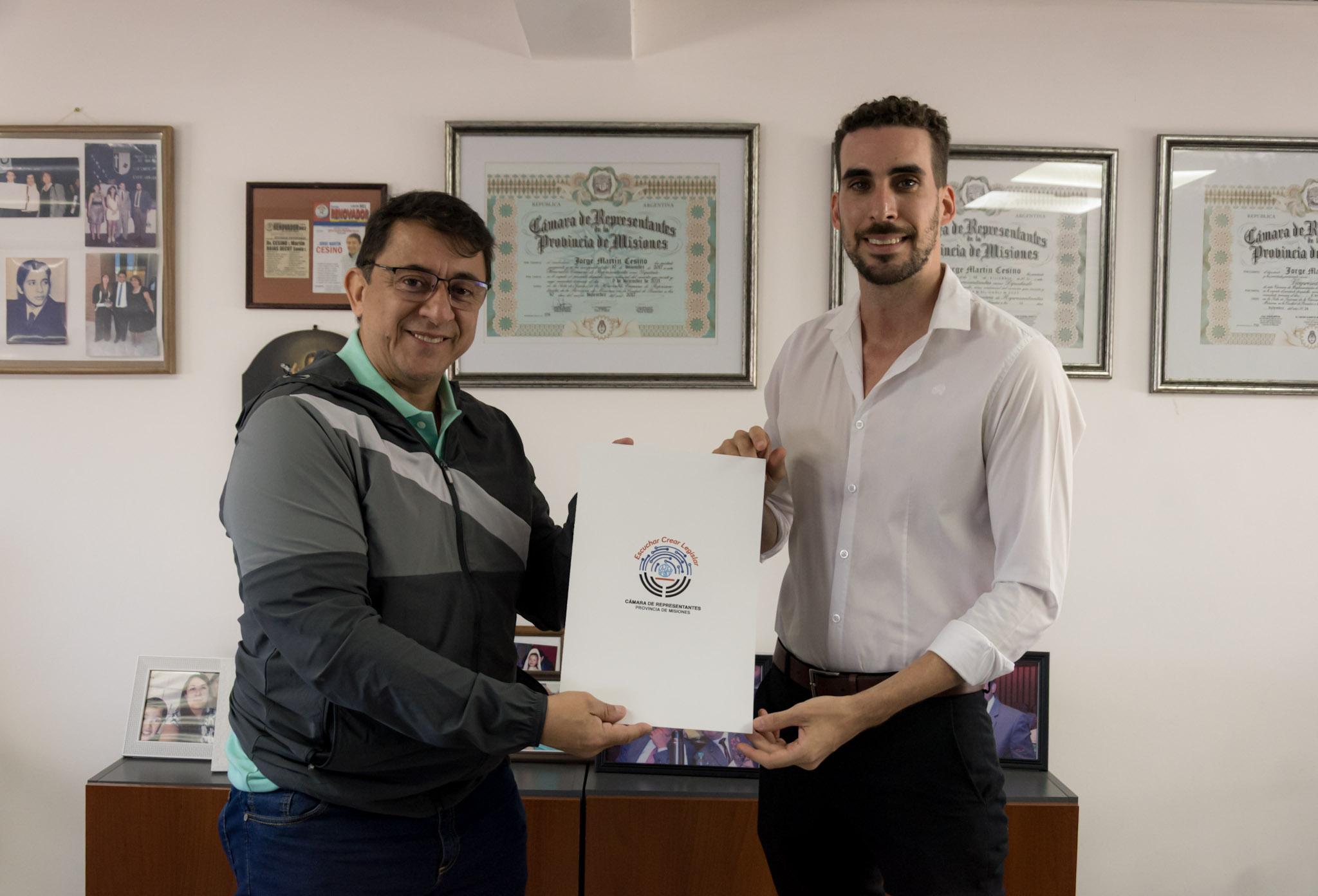 El Vicepresidente de la Legislatura recibió a uno de los autores de “¡Despierta!”, libro publicado por reconocidos profesionales de la salud misioneros 9 El Vicepresidente de la Legislatura recibió a uno de los autores de “¡Despierta!”, libro publicado por reconocidos profesionales de la salud misioneros imagen-8