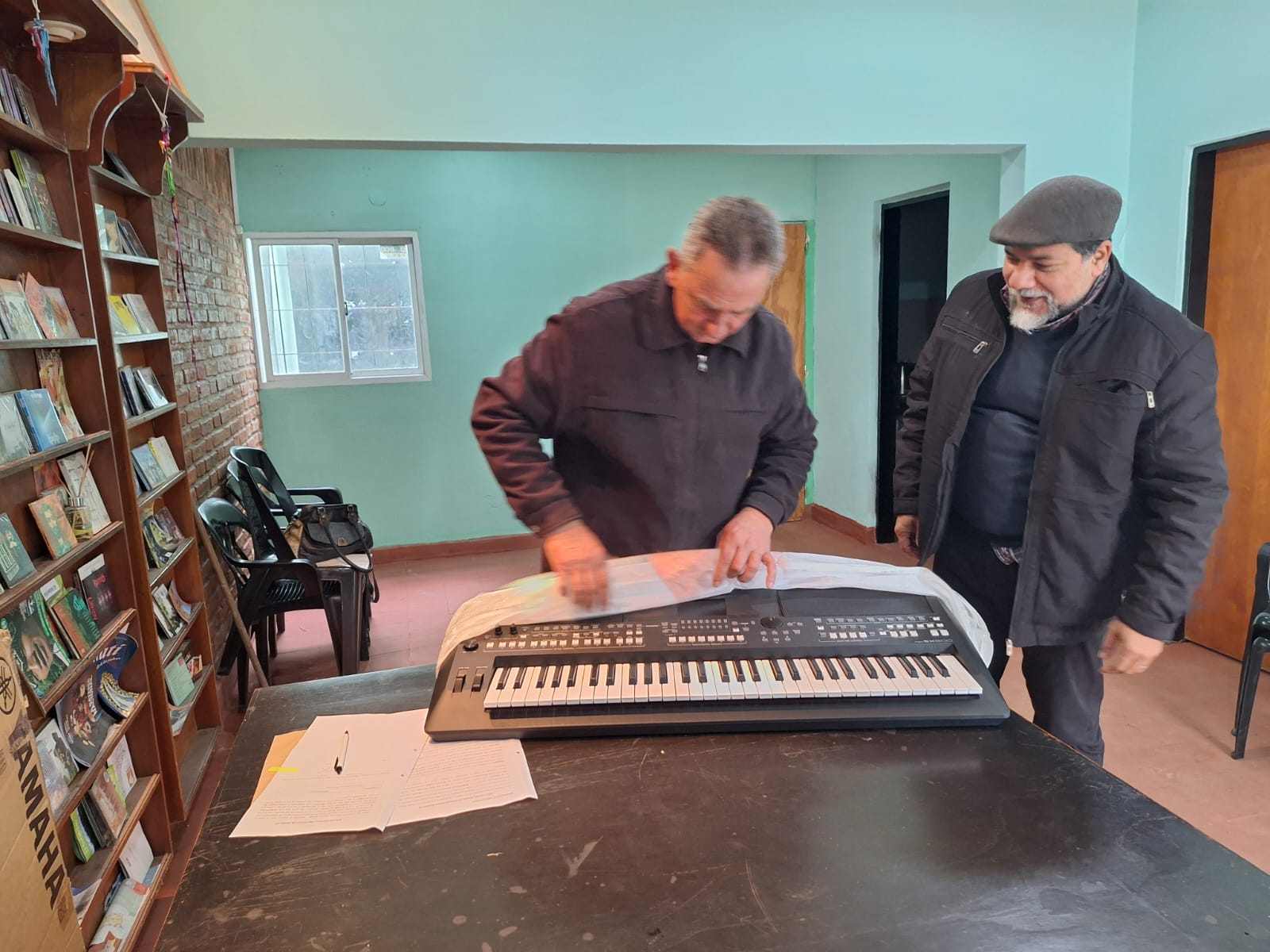 La música cura: el apoyo de Cultura reabre el camino musical de Los Compadres con la entrega de un teclado nuevo imagen-2