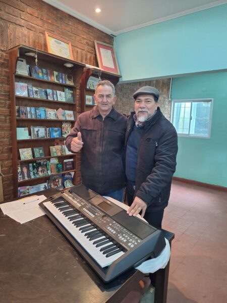 La música cura: el apoyo de Cultura reabre el camino musical de Los Compadres con la entrega de un teclado nuevo imagen-2