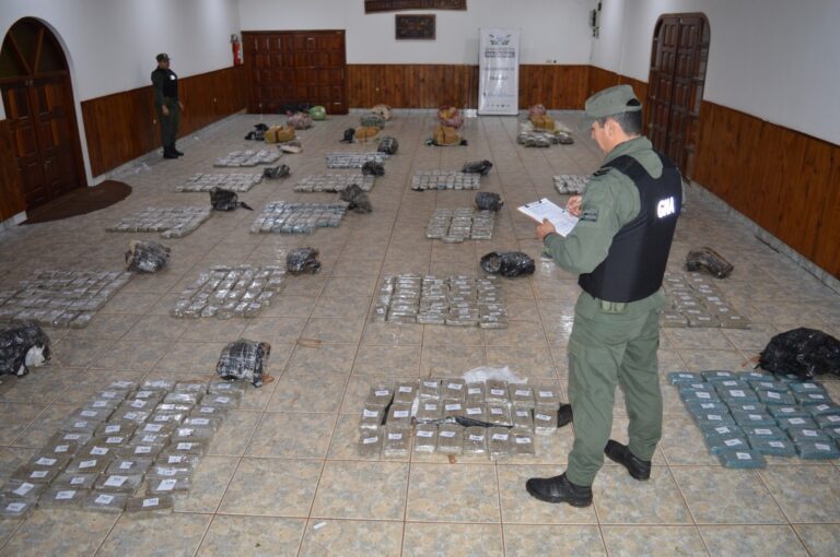 Gendarmes incautan media tonelada de marihuana en la zona del lago Urugua-í Gendarmes incautan media tonelada de marihuana en la zona del lago Urugua-í imagen-40