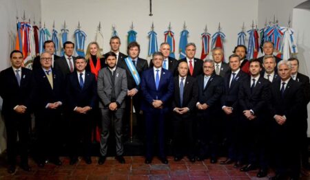 Gobernadores y dirigentes de la oposición reaccionaron a la derrota de LLA y cuestionaron a Milei imagen-3