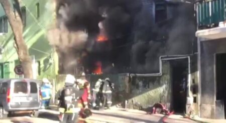 Feroz incendio en un conventillo de La Boca donde vivían 13 familias: hay al menos un muerto y 8 heridos imagen-4