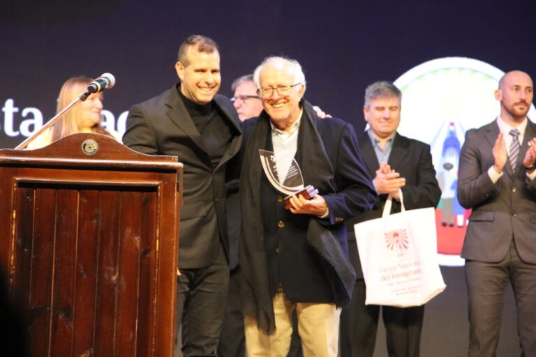 Reconocimiento del Concejo Deliberante obereño al ex gobernador “Cacho” Barrios Arrechea en la Fiesta Nacional del Inmigrante Reconocimiento del Concejo Deliberante obereño al ex gobernador “Cacho” Barrios Arrechea en la Fiesta Nacional del Inmigrante imagen-37