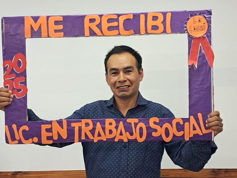 Se recibió de Licenciado en Trabajo Social y anima a jóvenes Mbya a estudiar imagen-24