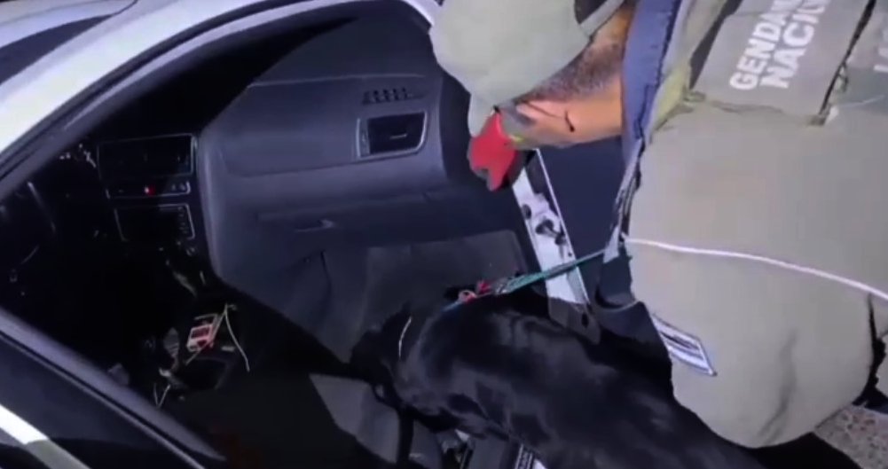 Iban de Misiones a Buenos Aires con cinco kilos de cocaína ocultos en la guantera del auto, los detuvieron en Corrientes 3 Iban de Misiones a Buenos Aires con cinco kilos de cocaína ocultos en la guantera del auto, los detuvieron en Corrientes imagen-2