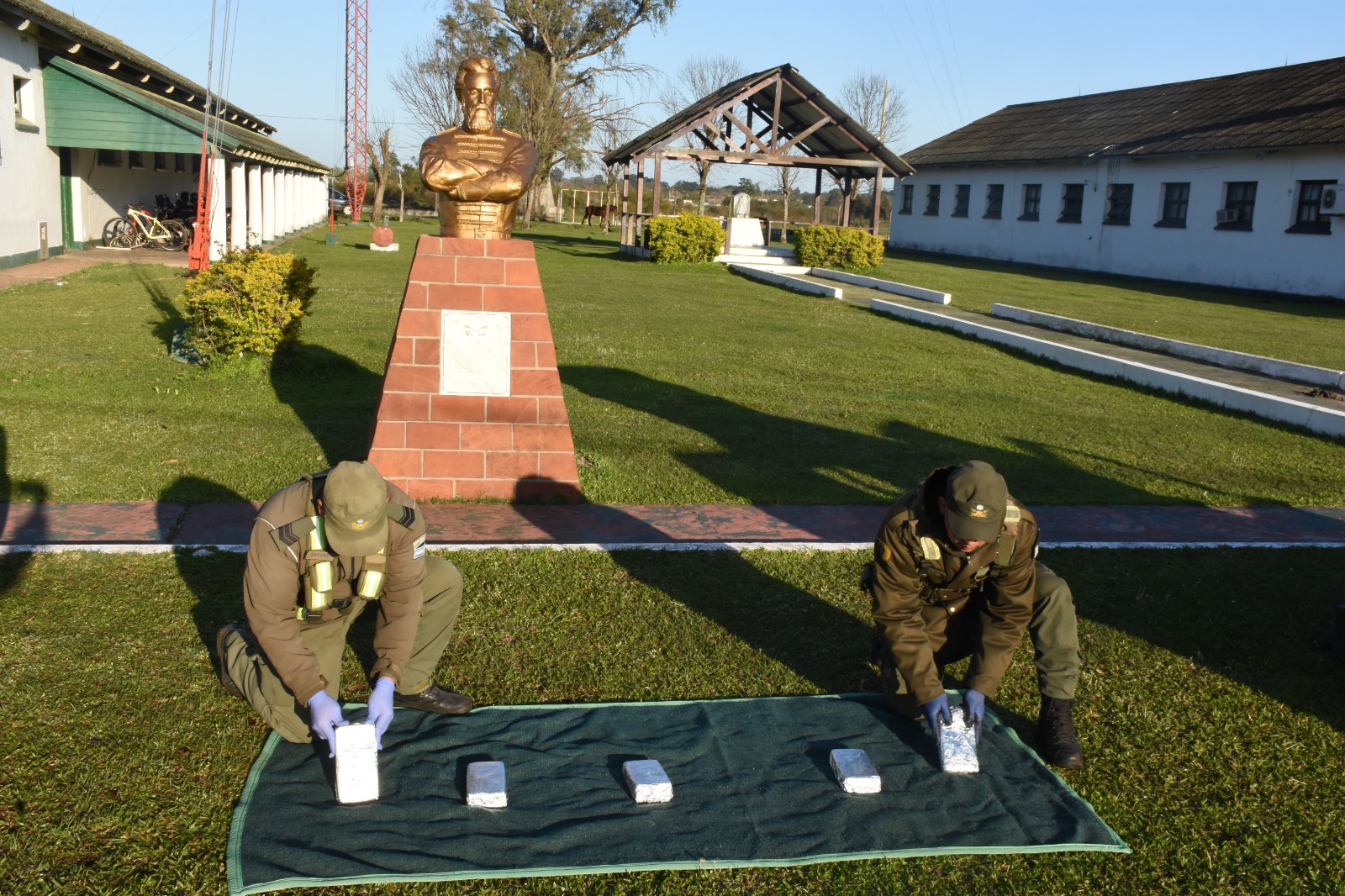 Iban de Misiones a Buenos Aires con cinco kilos de cocaína ocultos en la guantera del auto, los detuvieron en Corrientes 7 Iban de Misiones a Buenos Aires con cinco kilos de cocaína ocultos en la guantera del auto, los detuvieron en Corrientes imagen-6