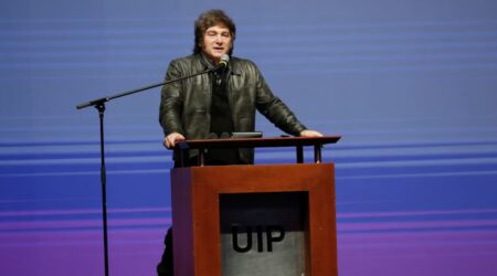 Milei desplazó a “Lule” Menem y le da mayor lugar a Santiago Caputo en la estrategia electoral imagen-4