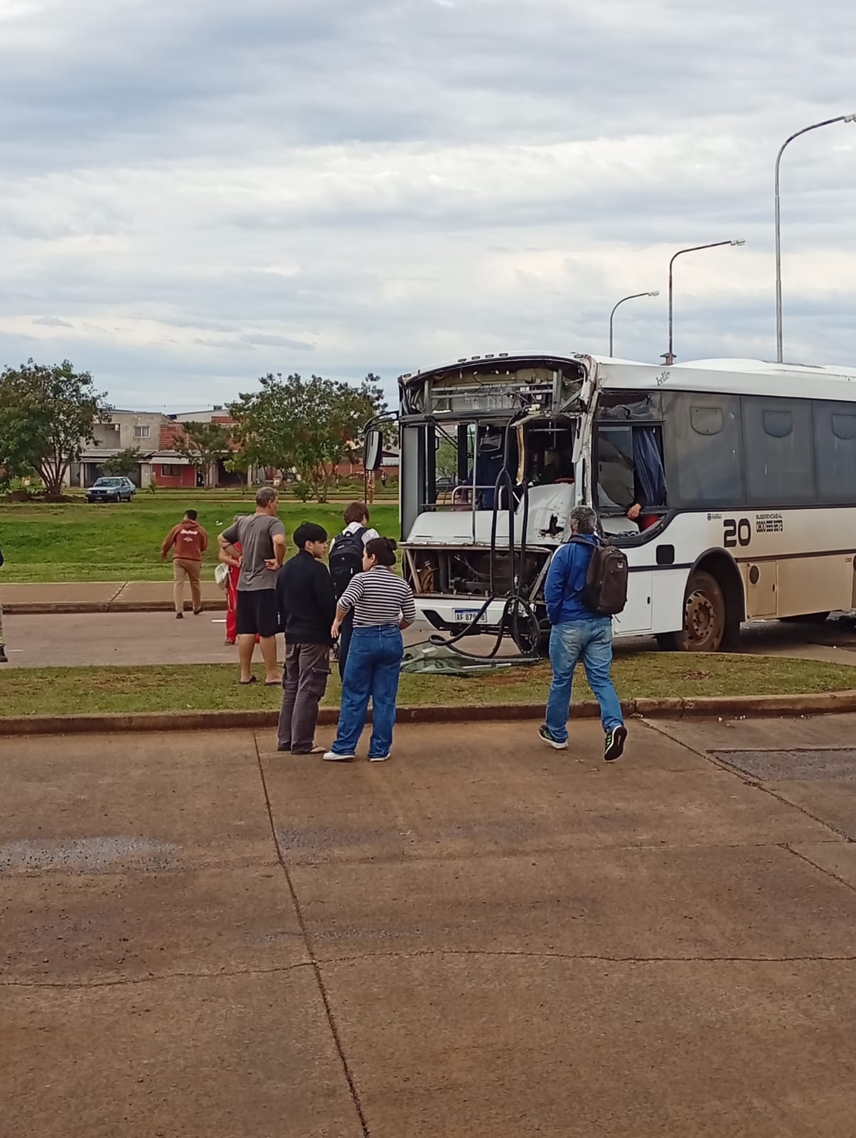 Posadas: varios heridos tras choque entre un colectivo urbano y un camión en Itaembé Guazú 3 Posadas: varios heridos tras choque entre un colectivo urbano y un camión en Itaembé Guazú imagen-2
