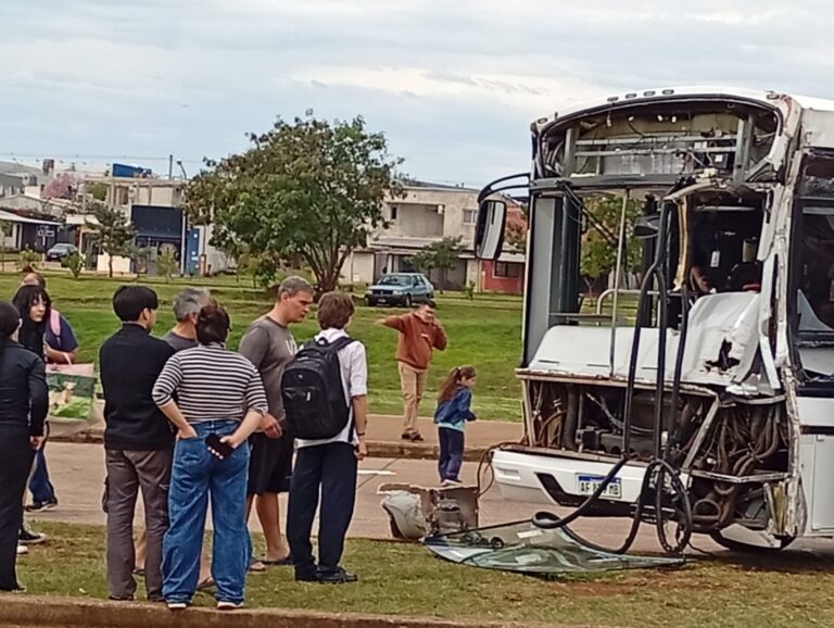 Posadas: varios heridos tras choque entre un colectivo urbano y un camión en Itaembé Guazú imagen-8