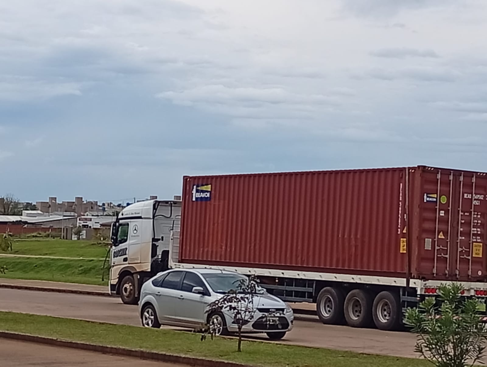 Posadas: varios heridos tras choque entre un colectivo urbano y un camión en Itaembé Guazú 5 Posadas: varios heridos tras choque entre un colectivo urbano y un camión en Itaembé Guazú imagen-4