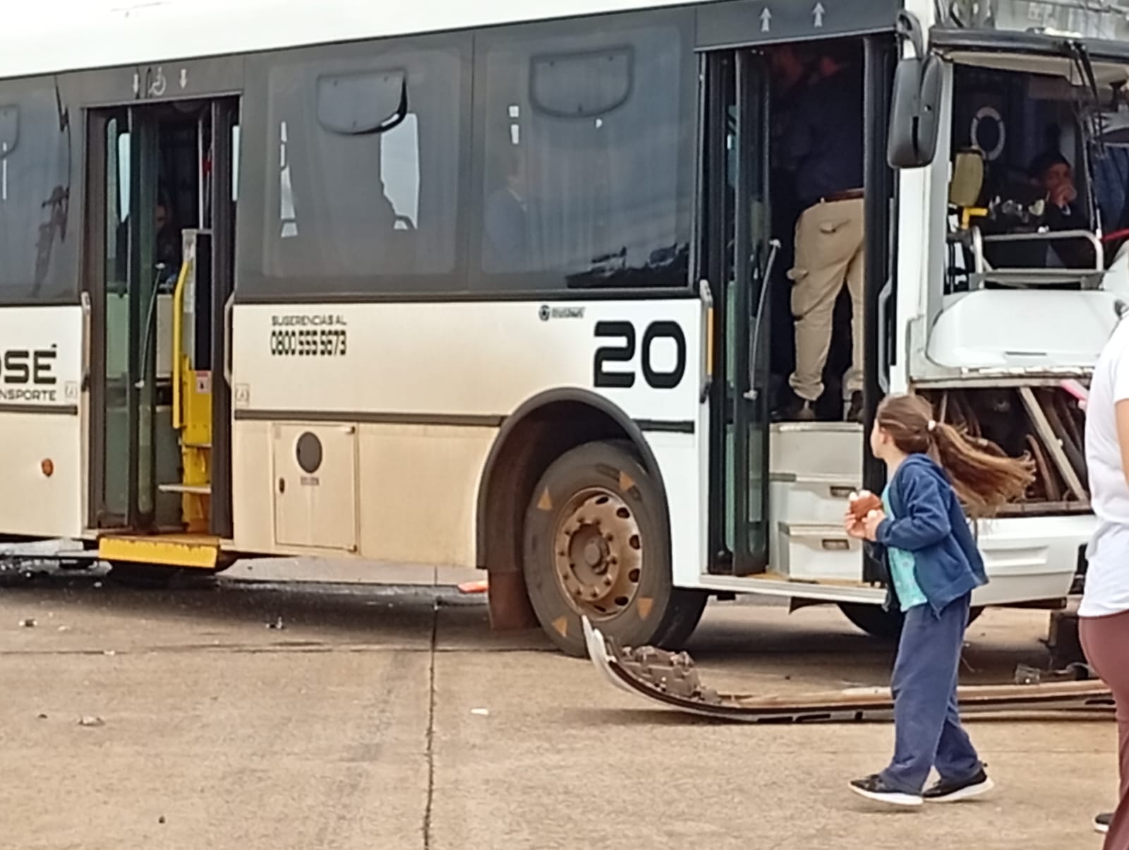 Posadas: varios heridos tras choque entre un colectivo urbano y un camión en Itaembé Guazú 7 Posadas: varios heridos tras choque entre un colectivo urbano y un camión en Itaembé Guazú imagen-6
