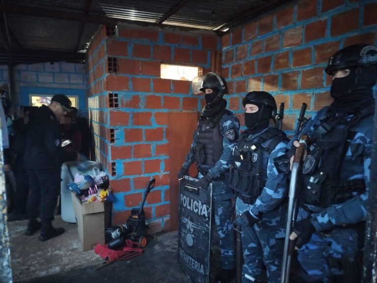 Le robaron y luego lo extorsionaron para devolverle los bienes: la Policía allanó sus viviendas y fueron detenidos imagen-39