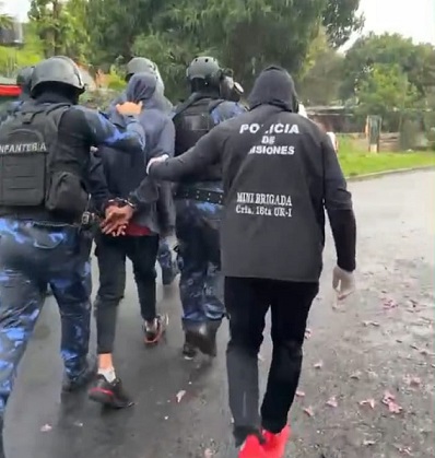 Le robaron y luego lo extorsionaron para devolverle los bienes: la Policía allanó sus viviendas y fueron detenidos 11 Le robaron y luego lo extorsionaron para devolverle los bienes: la Policía allanó sus viviendas y fueron detenidos imagen-10