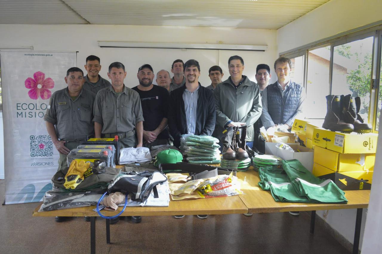 Ecología entregó equipamiento a brigadistas del Plan Provincial de Manejo del Fuego 5 Ecología entregó equipamiento a brigadistas del Plan Provincial de Manejo del Fuego imagen-4