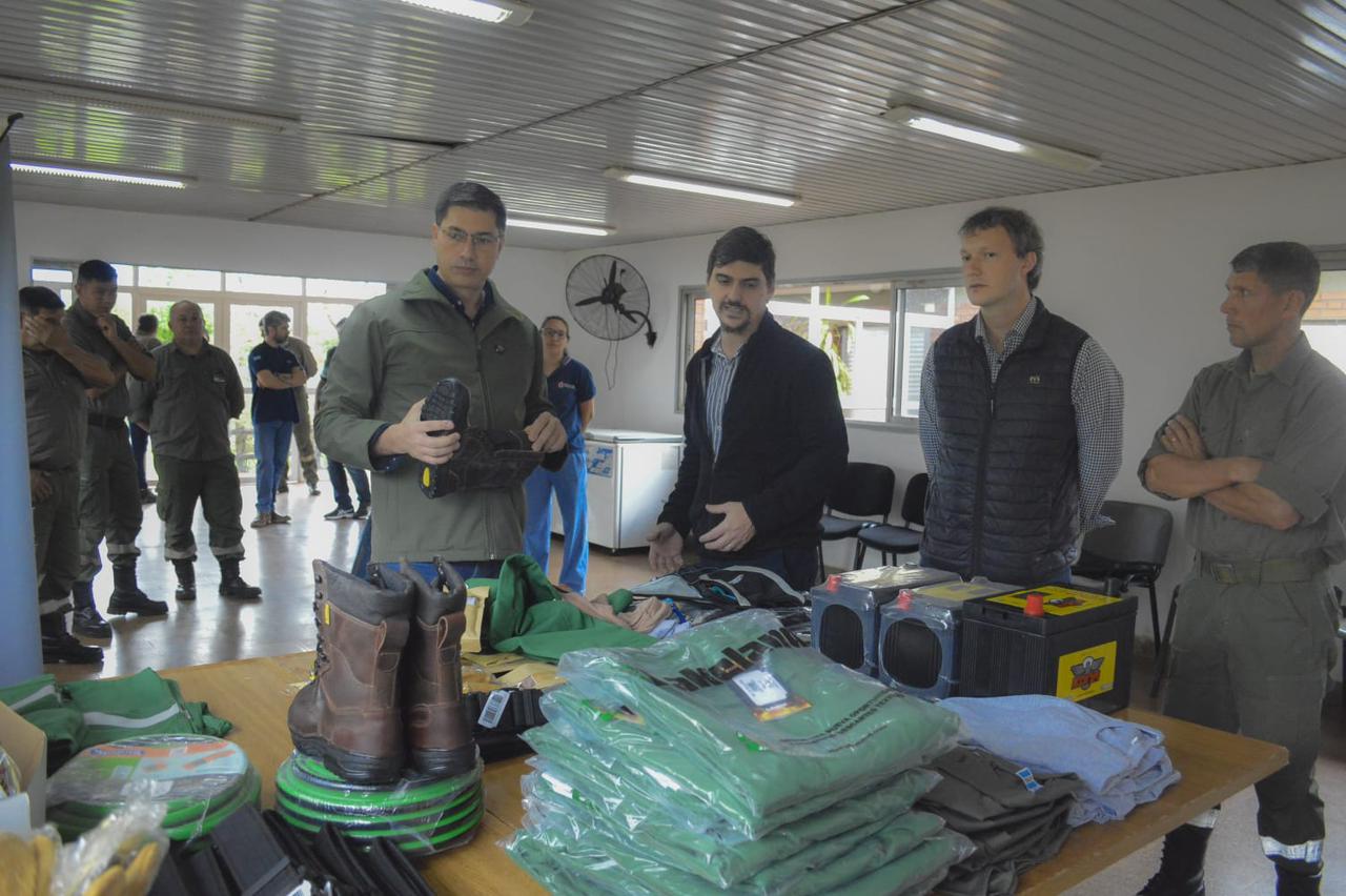 Ecología entregó equipamiento a brigadistas del Plan Provincial de Manejo del Fuego 3 Ecología entregó equipamiento a brigadistas del Plan Provincial de Manejo del Fuego imagen-2
