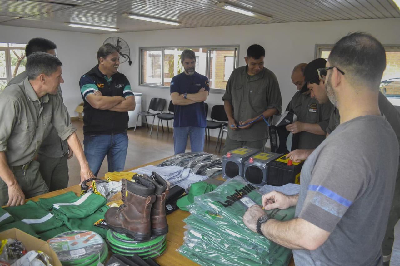 Ecología entregó equipamiento a brigadistas del Plan Provincial de Manejo del Fuego 7 Ecología entregó equipamiento a brigadistas del Plan Provincial de Manejo del Fuego imagen-6