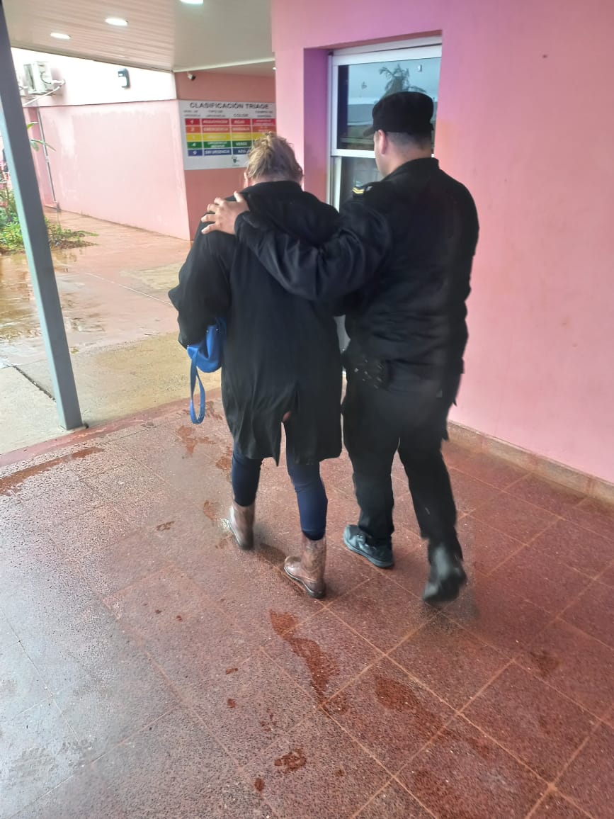 Una mujer fue rescatada tras ser arrastrada por la corriente en Itaembé Guazú 5 Una mujer fue rescatada tras ser arrastrada por la corriente en Itaembé Guazú imagen-4
