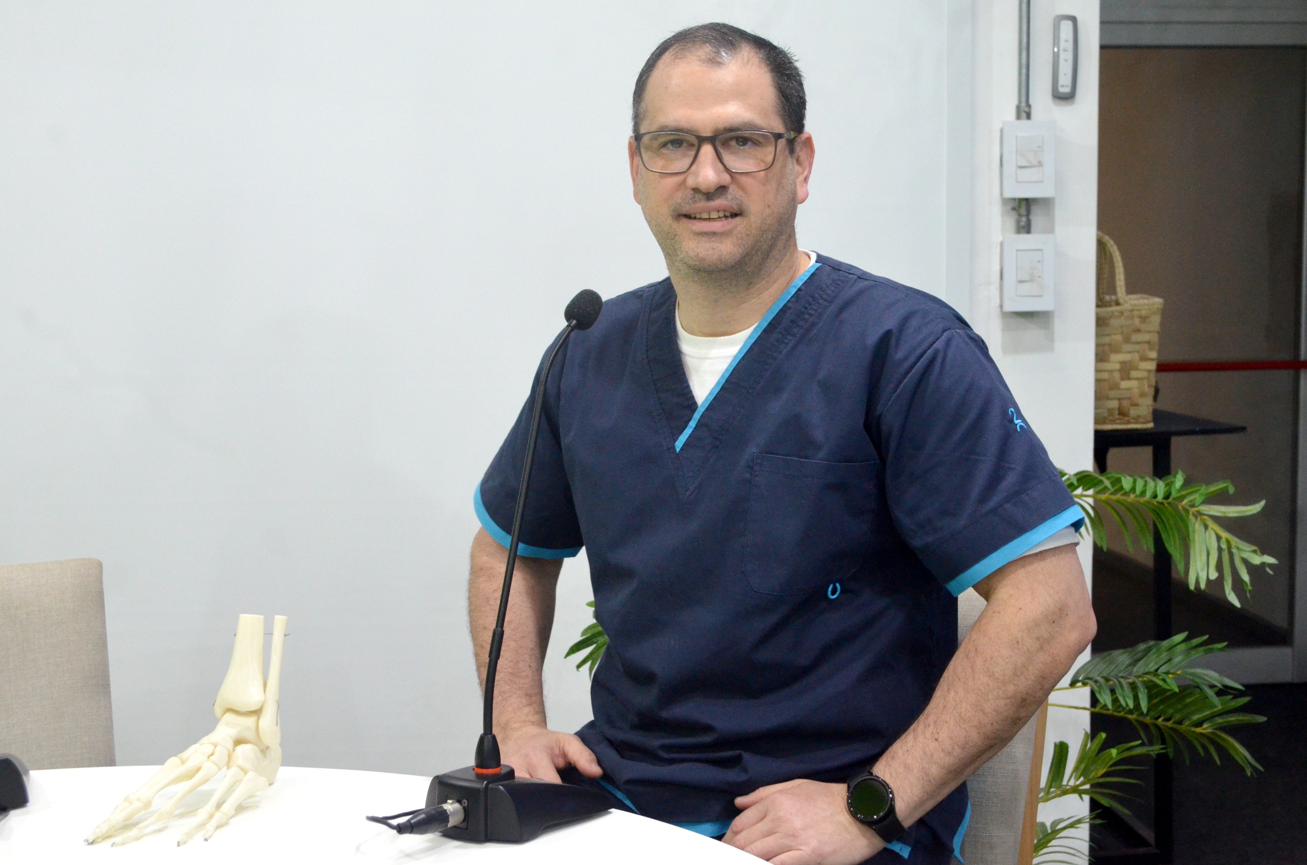 El traumatólogo Brandt explicó cómo el uso de calzado inadecuado y la falta de fuerza favorecen la aparición de juanetes y otras deformidades en los pies imagen-8