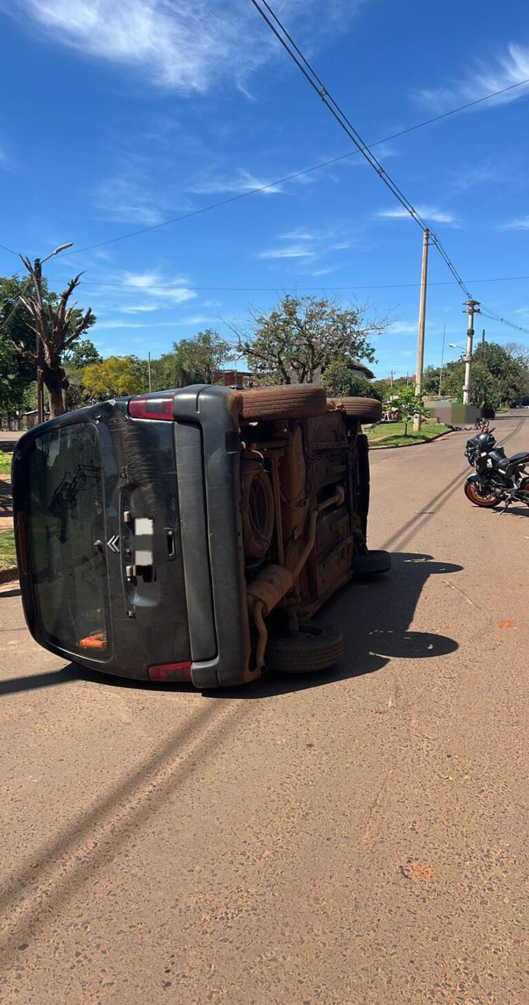 Colisión y vuelco en el barrio Santa Cecilia de Posadas: no hubo heridos Colisión y vuelco en el barrio Santa Cecilia de Posadas: no hubo heridos imagen-47