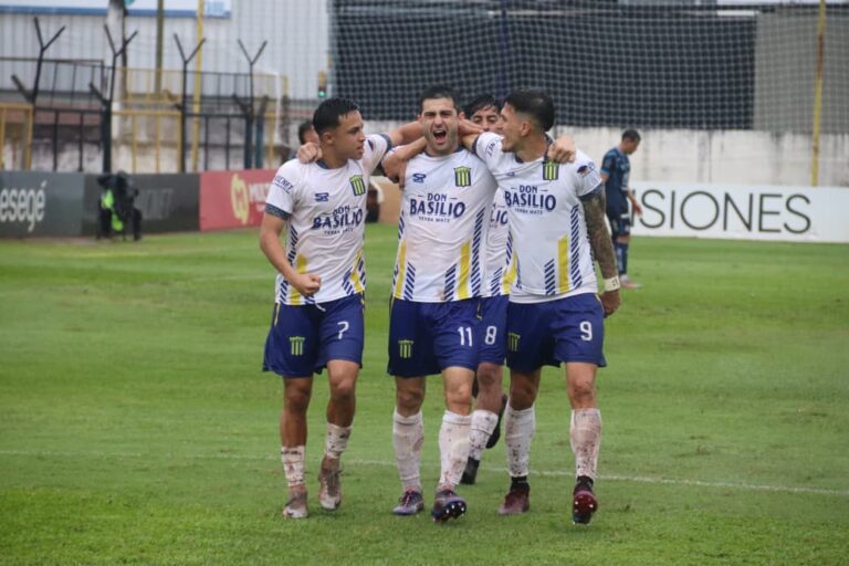 Fútbol: Mitre ganó y mantiene viva su ilusión Fútbol: Mitre ganó y mantiene viva su ilusión imagen-18