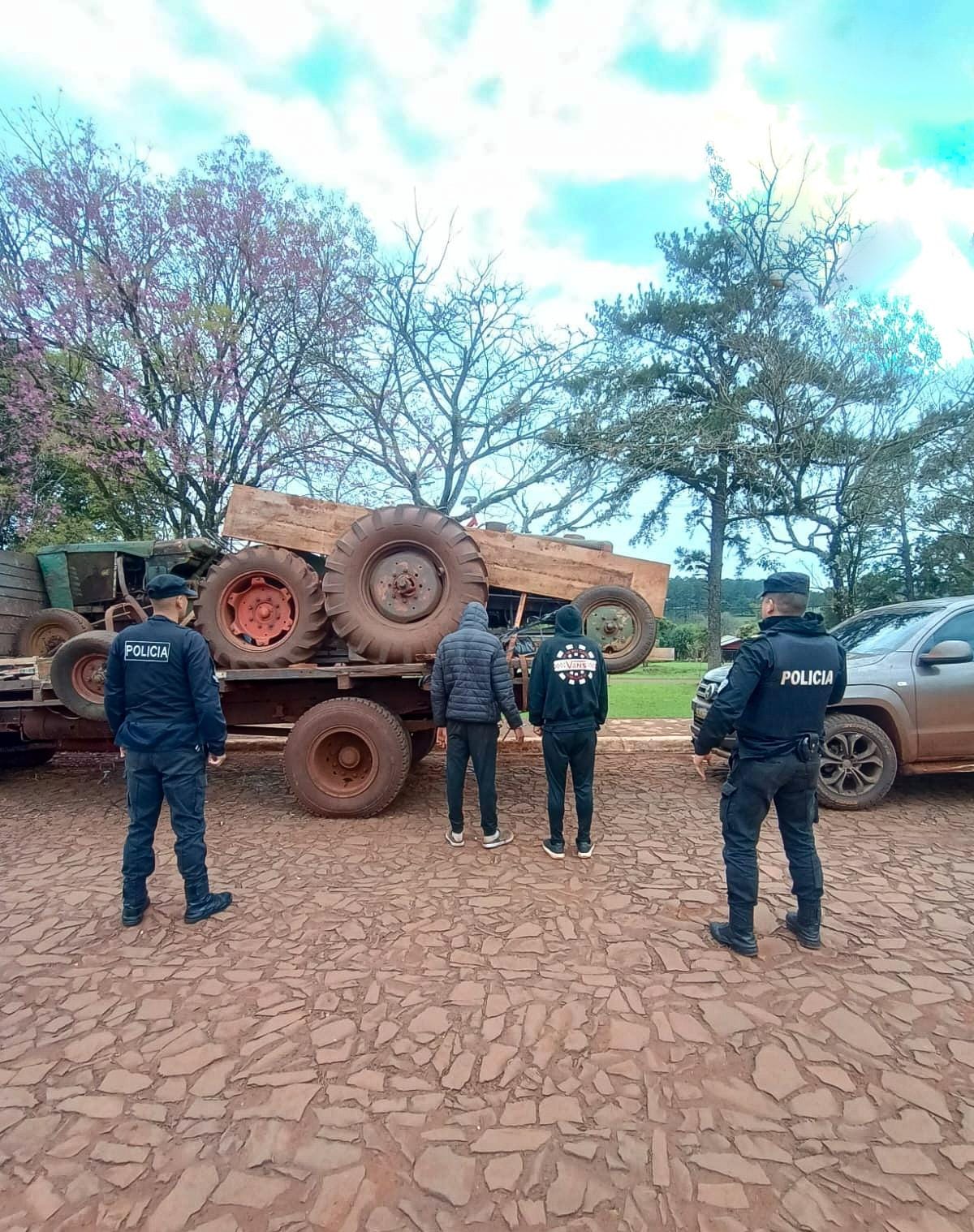 Causa por robo de maquinaria agrícola en Eldorado: recuperaron tractores, maquinaria forestal y detuvieron a dos hombres 7 Causa por robo de maquinaria agrícola en Eldorado: recuperaron tractores, maquinaria forestal y detuvieron a dos hombres imagen-6