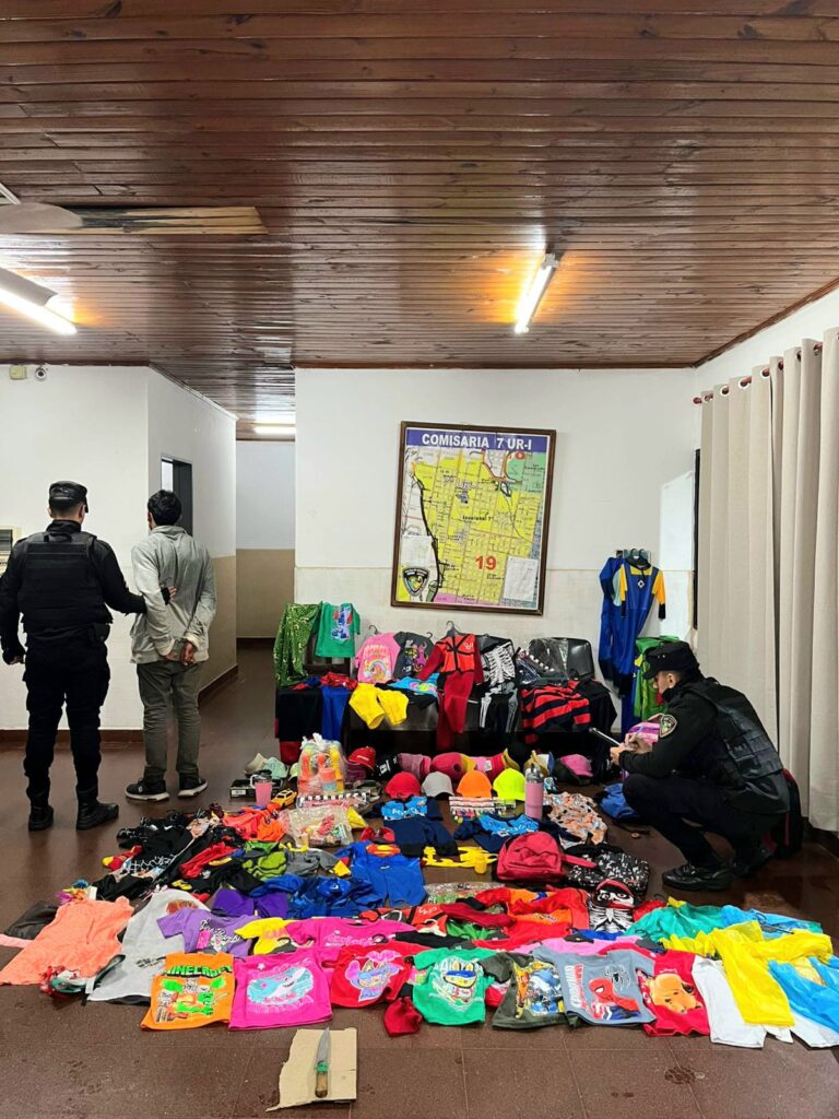 Detuvieron al «hombre araña» de Villa Cabello: trepaba por los edificios, entró por el techo y la Policía lo atrapó Detuvieron al "hombre araña" de Villa Cabello: trepaba por los edificios, entró por el techo y la Policía lo atrapó imagen-40